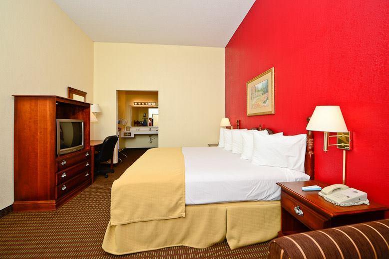 Manchester Heritage Inn & Suites Екстер'єр фото