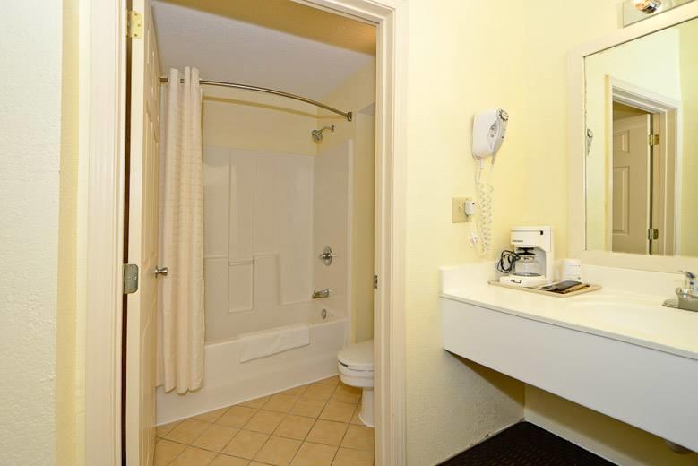 Manchester Heritage Inn & Suites Екстер'єр фото