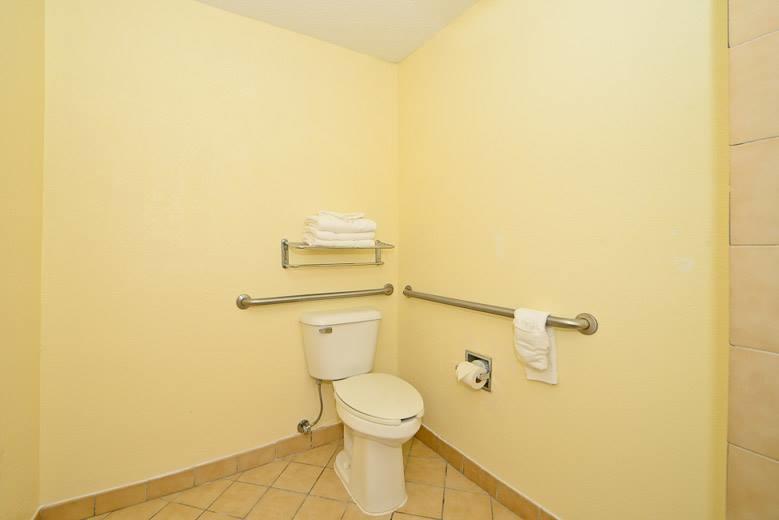 Manchester Heritage Inn & Suites Екстер'єр фото