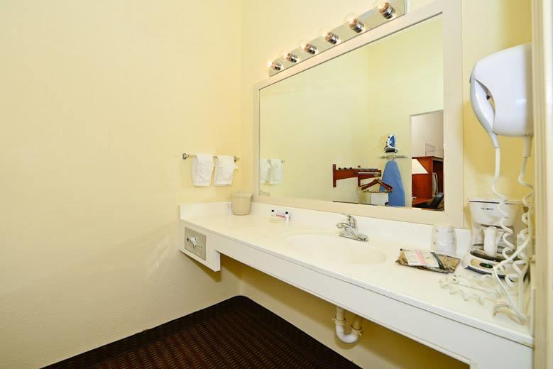 Manchester Heritage Inn & Suites Екстер'єр фото