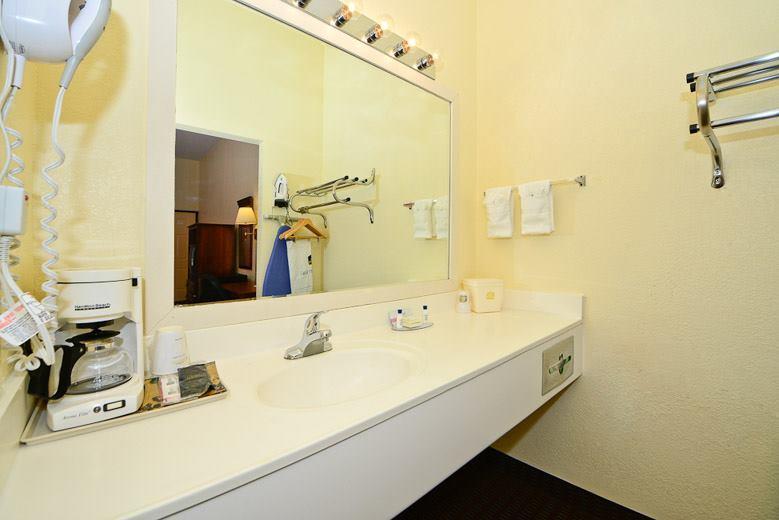 Manchester Heritage Inn & Suites Екстер'єр фото